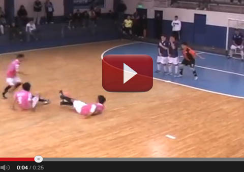 Espanhóis arriscam e cobrança de falta vira sucesso na internet